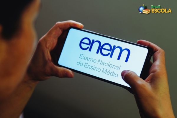 Celular mostra na horizontal logomarca do Exame Nacional do Ensino Médio, Enem