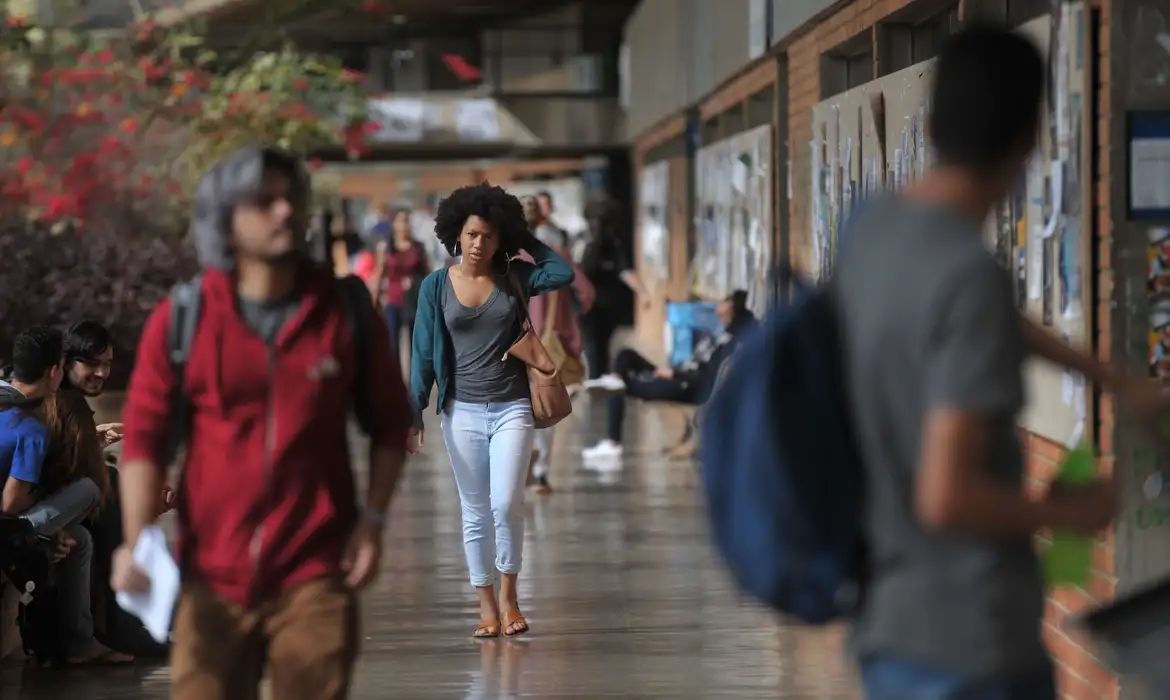 Estudantes em corredor de universidade