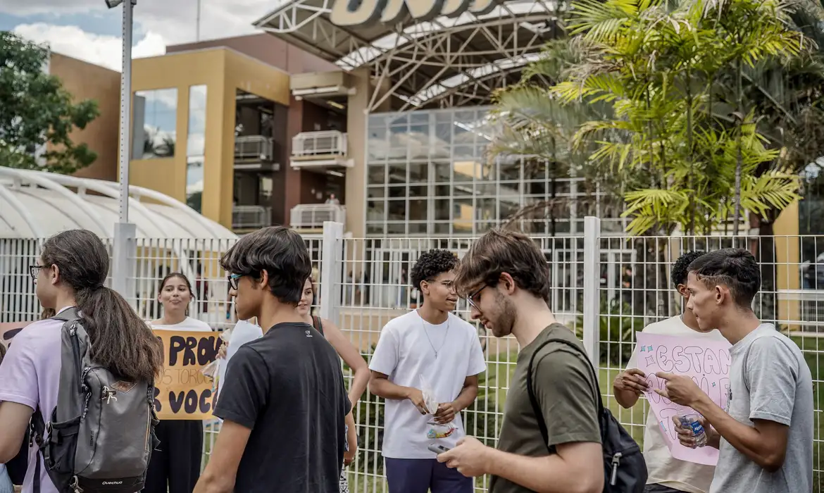 Candidatos em local de prova do Enem