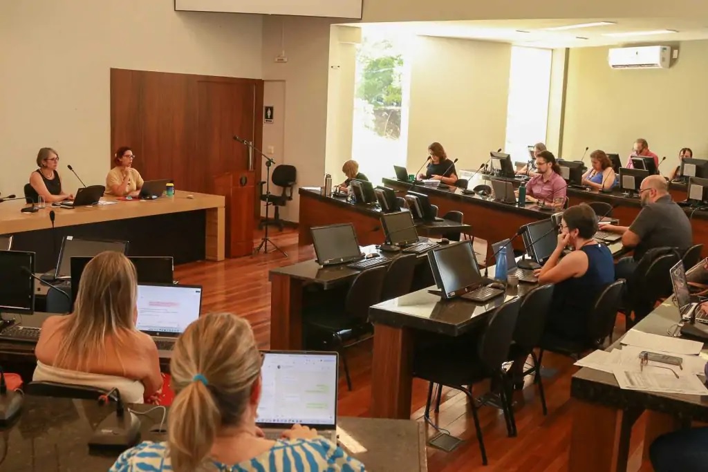 Foto de pessoas durante a escolha das datas do Vestibular 2026 da UEL