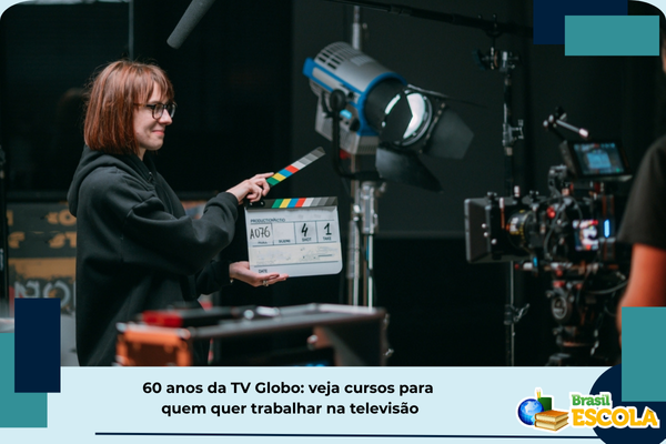 cursos trabalhar televisão mulher ruiva com óculos operando câmera de televisão