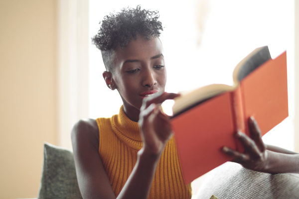 Estudante negra lendo livro