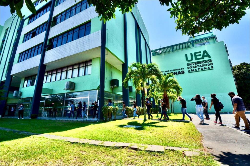 Fachada de prédio da UEA