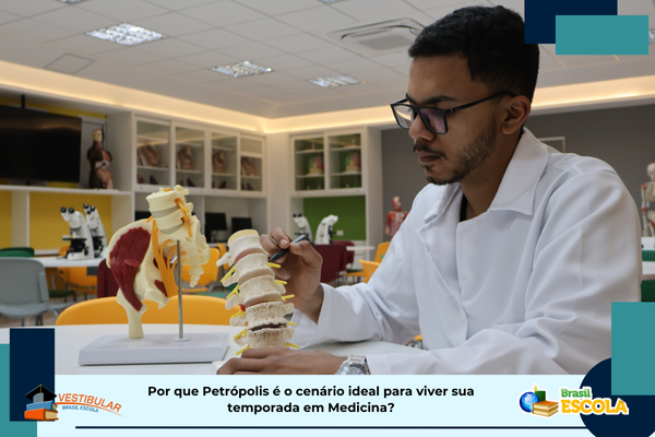 Faculdade de Medicina de Petrópolis Estudante de medicina com uma escultura da coluna. Texto: título da notícia