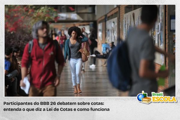 Foto de estudante negra andando em corredor