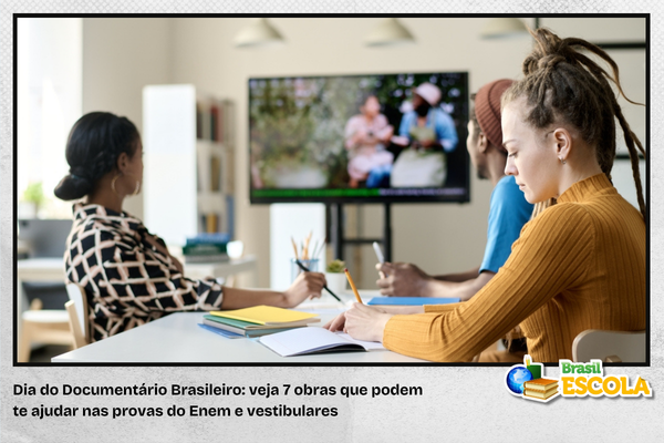 Estudantes assistindo documentário na TV