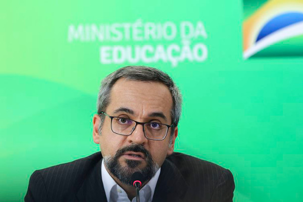 Ministro Weintraub explica os cortes ao lado do presidente Bolsonaro. Foto: Valter Campanato/Agência Brasil