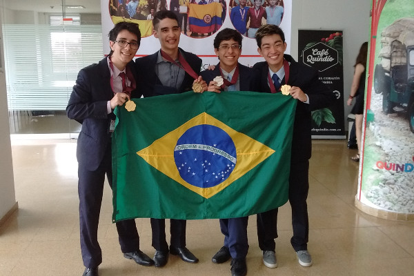 Equipe vencedora da Olimpíada Internacional de Economia 2019 